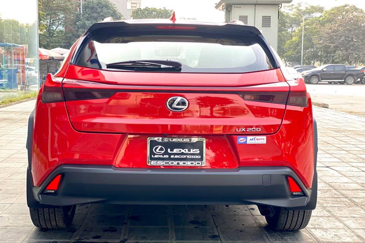 Lexus UX có chiều dài 4.495 mm với chiều dài cơ sở 2.640 mm, chiều cao 1.520 mm và chiều rộng 1.840 mm. Thông số này cũng đủ nói lên Lexus UX mang hơi hướng crossover lai hatchback chứ không bề thế như SUV. Khoảng cách giữa hai hàng ghế là 870 mm, đảm bảo một không gian vừa đủ cho hành khách phía sau, trong khi chiều dài của cốp sau là 791 mm.