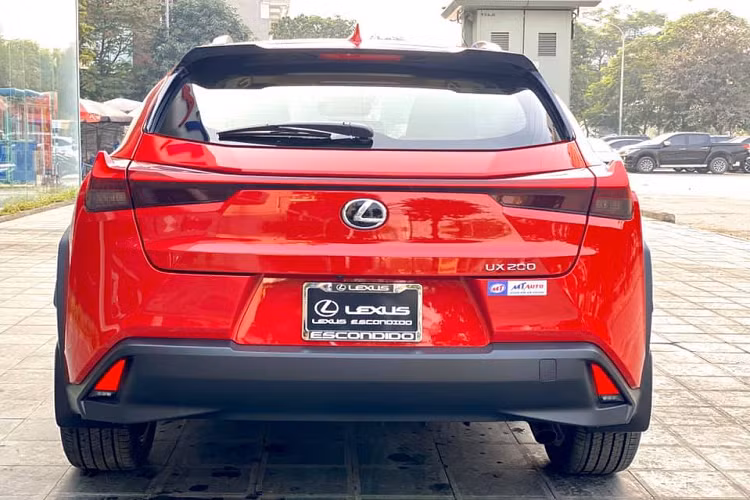 Lexus UX có chiều dài 4.495 mm với chiều dài cơ sở 2.640 mm, chiều cao 1.520 mm và chiều rộng 1.840 mm. Thông số này cũng đủ nói lên Lexus UX mang hơi hướng crossover lai hatchback chứ không bề thế như SUV. Khoảng cách giữa hai hàng ghế là 870 mm, đảm bảo một không gian vừa đủ cho hành khách phía sau, trong khi chiều dài của cốp sau là 791 mm.