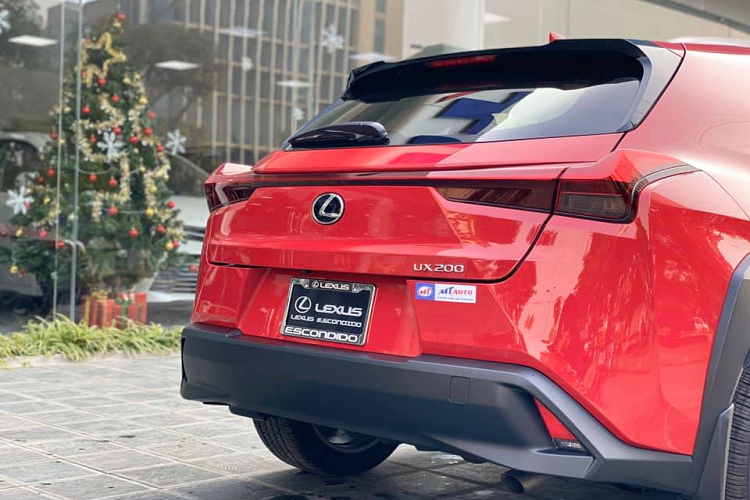 Hiện mức giá xe sang Lexus UX 200 vẫn chưa được tiết lộ. Giá khởi điểm của xe tại Mỹ là 32.000 USD (700 triệu đồng) và bản "full option" có giá tới 40.000 USD (930 triệu đồng).