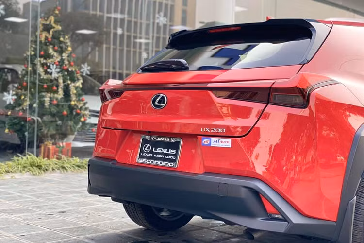 Hiện mức giá xe sang Lexus UX 200 vẫn chưa được tiết lộ. Giá khởi điểm của xe tại Mỹ là 32.000 USD (700 triệu đồng) và bản "full option" có giá tới 40.000 USD (930 triệu đồng).