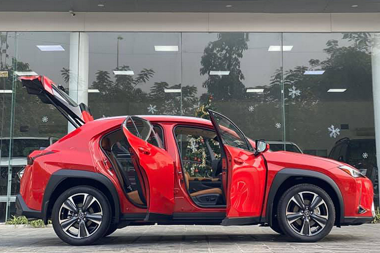 Nội thất UX như một phiên bản thu nhỏ của các mẫu SUV đàn anh cỡ lớn hơn. Với tuỳ chọn cao cấp nhất, bên trong khoang cabin một màn hình trung tâm 10,25 inch đặt nổi, bảng đồng hồ kỹ thuật số 8 inch phía sau vô-lăng (bản tiêu chuẩn là 7 inch) và màn hình hắt kính HUD ở kính lái. Một số tiện ích khác có điều hoà tự động, sạc không dây...