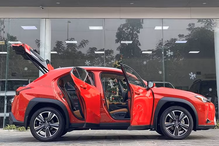 Nội thất UX như một phiên bản thu nhỏ của các mẫu SUV đàn anh cỡ lớn hơn. Với tuỳ chọn cao cấp nhất, bên trong khoang cabin một màn hình trung tâm 10,25 inch đặt nổi, bảng đồng hồ kỹ thuật số 8 inch phía sau vô-lăng (bản tiêu chuẩn là 7 inch) và màn hình hắt kính HUD ở kính lái. Một số tiện ích khác có điều hoà tự động, sạc không dây...