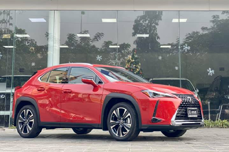 Chiếc Lexus UX 2020 mới đầu tiên về Việt Nam sở hữu màu sơn đỏ. Cụm đèn chiếu sáng LED và lưới tản nhiệt con suốt kết hợp mang đậm chất Lexus. Đèn sương mù nằm gọn trong hốc gió trước hình chữ L. Đèn hậu có thiết kế ôm trọn đuôi xe. Bộ vành kích thước 17 inch với 5 chấu phối 2 tông màu tương phản.