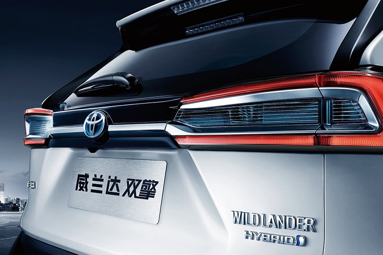 Vòng ra phía sau, chúng ta sẽ thấy cụm đèn hậu nằm ngang, nối liền với nhau bằng một thanh mạ crôm khá dày dặn. Nằm giữa cụm đèn hậu là đèn cảnh báo lùi và đèn báo rẽ. Trong khi đó, đèn sương mù sau nằm bên dưới cản va. Dưới nữa là 2 ống xả hình tròn, chia đều sang hai bên.