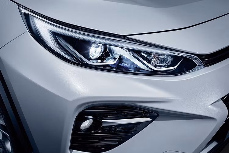 Được phát triển dựa trên cơ sở gầm bệ TNGA tương tự RAV4 và Camry mới, Toyota Wildlander 2020 sở hữu chiều dài 4.600 mm, rộng 1.855 mm, cao 1.680 mm và chiều dài cơ sở 2.690 mm. So với RAV4, Toyota Wildlander 2020 ngắn hơn 65 mm trong khi các kích thước còn lại giống hệt.