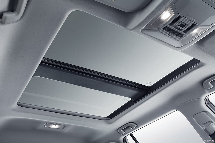 Ở phiên bản hybrid, Toyota Wildlander 2020 sẽ được trang bị logo của nhà sản xuất màu xanh dương trên cả đầu lẫn đuôi xe. Trên chắn bùn trước và cửa cốp sau còn có chữ "Hybrid" như dấu hiệu nhận biết cho phiên bản tiết kiệm nhiên liệu hơn của mẫu SUV cỡ C này.