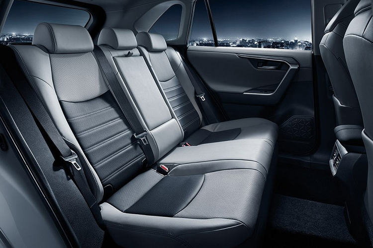 Bước vào bên trong Toyota Wildlander 2020, người lái được chào đón bằng không gian nội thất giống hệt RAV4. Nằm độc lập trên mặt táp-lô là màn hình thông tin giải trí cảm ứng 10,1 inch. Bên dưới còn có một màn hình nhỏ để hiển thị thông tin của hệ thống điều hòa. Hai bên màn hình này là 2 núm xoay chỉnh điều hòa tiện dụng. Ngoài ra, xe còn có vô lăng 3 chấu tích hợp phím chức năng. 