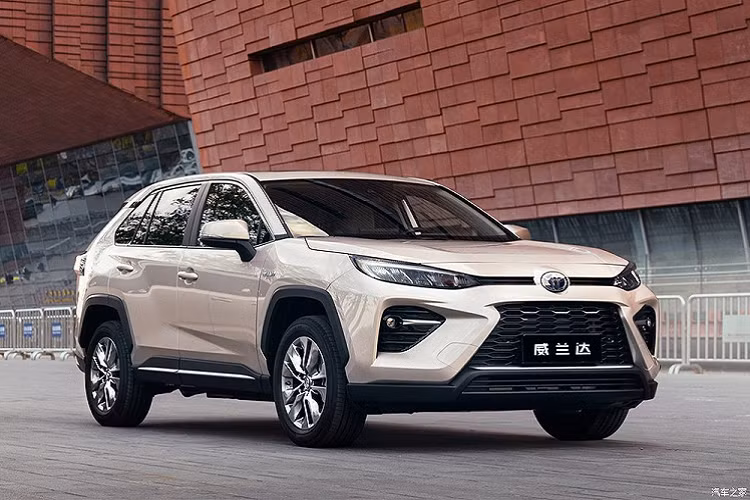 Tùy bản trang bị, Toyota Wildlander hoàn toàn mới sẽ có đèn pha LED, vành hợp kim 18 inch... Cuối cùng là những trang bị an toàn như 7 túi khí, radar đỗ xe và camera lùi. Khi có mặt trên thị trường, Toyota Wildlander 2020 sẽ cạnh tranh với những đối thủ như Honda CR-V và Hyundai Tucson.