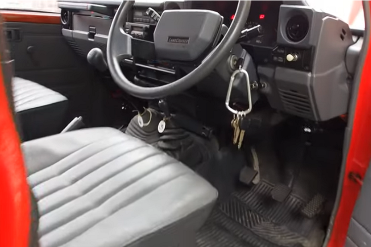 Nó có trang bị một động cơ chạy dầu và hệ dẫn động 4 bánh, đồng nghĩa nó có khả năng đi bất cứ đâu với độ đáng tin cậy phi thường của gia đình Land Cruiser.