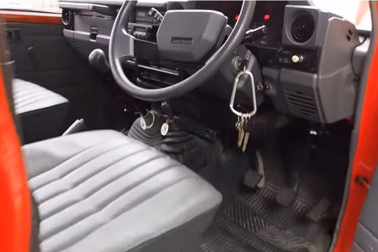 Nó có trang bị một động cơ chạy dầu và hệ dẫn động 4 bánh, đồng nghĩa nó có khả năng đi bất cứ đâu với độ đáng tin cậy phi thường của gia đình Land Cruiser.