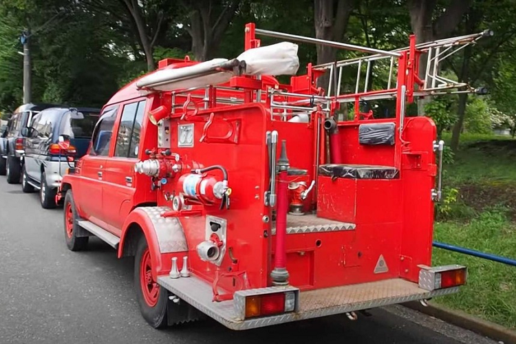 Thậm chí, sự độc đáo của Nhật bản còn lan sang cả những phương tiện dịch vụ khẩn cấp, với xe kei đóng vai trò xe tuần tra và những phiên bản biến đổi thú vị của những mẫu xe phổ thông khác. Minh chứng chính là chiếc Toyota Land Cruiser đời 1996 mang cấu hình bán tải 75-Series này đây, nó đã được chuyển đổi thành xe cứu hỏa để phục vụ tại các thị trấn nhỏ.