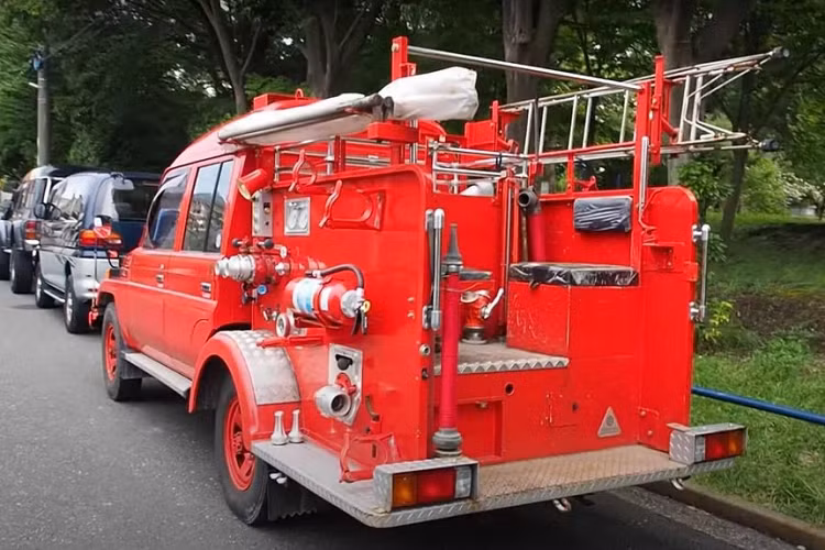 Thậm chí, sự độc đáo của Nhật bản còn lan sang cả những phương tiện dịch vụ khẩn cấp, với xe kei đóng vai trò xe tuần tra và những phiên bản biến đổi thú vị của những mẫu xe phổ thông khác. Minh chứng chính là chiếc Toyota Land Cruiser đời 1996 mang cấu hình bán tải 75-Series này đây, nó đã được chuyển đổi thành xe cứu hỏa để phục vụ tại các thị trấn nhỏ.