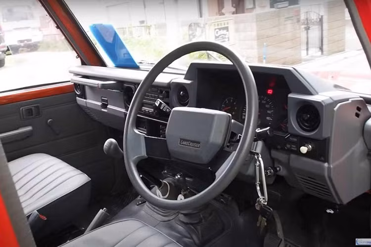 Bởi hầu hết các con đường ở Nhật Bản đều tương đối nhỏ, người ta không thực sự cần dùng đến những chiếc xe cứu hỏa to lớn với hệ thống thang và nhiều voi phun nước. Các phương tiện như chiếc Toyota ở đây có thể dễ dàng luồn lách qua những đường phố chật hẹp và đi tới các tòa nhà một cách dễ dàng.