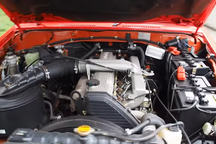 Chiếc xe Toyota Land Cruiser cứu hỏa này có trang bị một khối động cơ 6 xi-lanh dung tích 4.2 lít sản sinh 129 mã lực và 285 Nm mô-men xoắn cực đại, kết hợp một hộp số sàn 5 cấp.