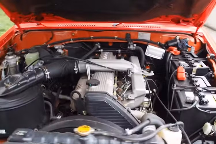 Chiếc xe Toyota Land Cruiser cứu hỏa này có trang bị một khối động cơ 6 xi-lanh dung tích 4.2 lít sản sinh 129 mã lực và 285 Nm mô-men xoắn cực đại, kết hợp một hộp số sàn 5 cấp.