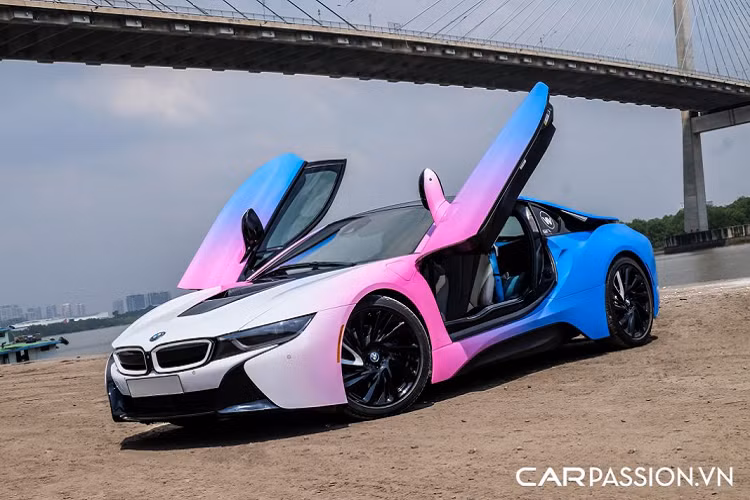 Tại thị trường Việt Nam, để “đập hộp” một chiếc BMW i8 mới cóng thì khách hàng phải chi không dưới 7 tỷ đồng. Tuy đã không còn ở thời đỉnh cao như cách đây 5 năm, những chiếc BMW i8 vẫn ở tình trạng cháy hàng trên thị trường xe cũ nhờ thiết kế ngoại thất ấn tượng cùng cửa mở kiểu cánh bướm.