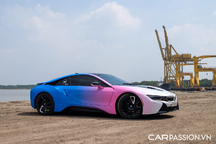 Chiếc BMW i8 tại Sài Gòn trong bài viết này nguyên bản xe mang lớp sơn trắng Crystal White nhưng đã được chủ nhân làm mới diện mạo với lớp decal ứng dụng mẫu thiết kế chuyển màu trên thân xe đang “làm mưa làm gió” ở quy mô toàn cầu. Với lớp áo mới, thân xe được chia làm 3 tông màu riêng biệt bao gồm : trắng ngọc trai, hồng và xanh dương. Trong đó, phần đầu xe được dán màu trắng, bắt đầu chuyển sang màu hồng từ khu vực cánh cửa và toàn bộ cản sau được dán màu xanh dương.