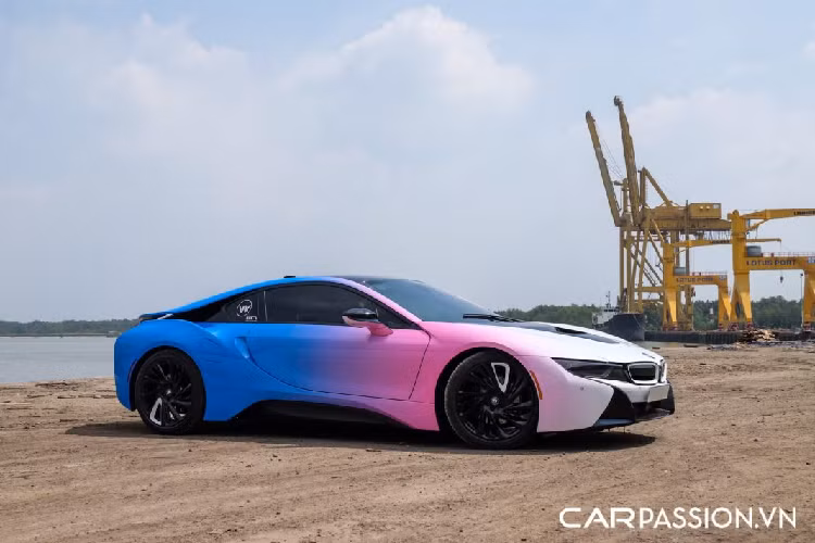 Chiếc BMW i8 tại Sài Gòn trong bài viết này nguyên bản xe mang lớp sơn trắng Crystal White nhưng đã được chủ nhân làm mới diện mạo với lớp decal ứng dụng mẫu thiết kế chuyển màu trên thân xe đang “làm mưa làm gió” ở quy mô toàn cầu. Với lớp áo mới, thân xe được chia làm 3 tông màu riêng biệt bao gồm : trắng ngọc trai, hồng và xanh dương. Trong đó, phần đầu xe được dán màu trắng, bắt đầu chuyển sang màu hồng từ khu vực cánh cửa và toàn bộ cản sau được dán màu xanh dương.