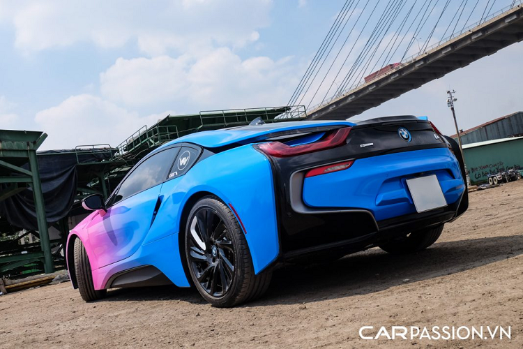 Theo chia sẻ từ vị chủ nhân của chiếc BMW i8, lớp áo mới là món quà mà anh dành tặng cho người vợ của mình, 3 tông màu trên thân xe được lấy cảm hứng từ dòng sản phẩm làm đẹp mới nhất vừa được tung ra thị trường thuộc công ty của đôi vợ chồng. Phần đầu xe gây ấn tượng với hệ thống đèn chiếu sáng có tạo hình đẹp mắt, tích hợp dải đèn LED ban ngày. Lưới tản nhiệt hình quả thận trứ danh của BMW được sơn đen bóng và dán viền màu trắng, nắp ca-pô có khe thoát khí khá lớn.