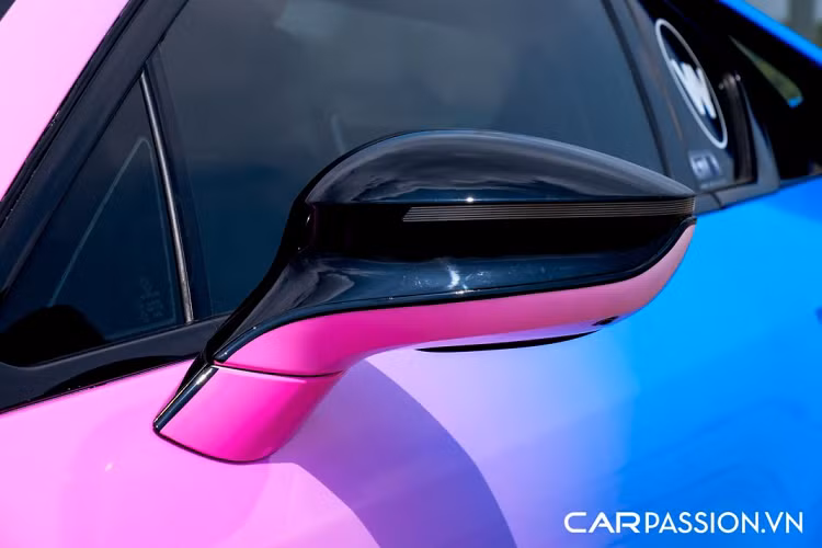 Dù là một mẫu xe thể thao nhưng i8 khá tiết kiệm nhiên liệu, theo thông số của hãng xe Đức, i8 chỉ tiêu hao 2,1 lít/100km, tuy nhiên trong điều kiện thực tế, xe cần 8,7 lít để hoàn thành quãng đường 100 km. Chiếc BMW i8 với bộ áo 3 tông màu này là sản phẩm của một đơn vị chuyên nâng cấp các dòng xe BMW tại Sài Gòn