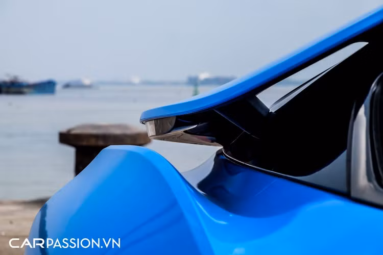 BMW i8 được trang bị khối động cơ hybrid gồm một động cơ 3 xi-lanh dung tích 1.5 lít TwinPower Turbo, công suất 231 mã lực và mômen xoắn cực đại 320 Nm và một mô-tơ điện có công suất 141 mã lực và mômen xoắn cực đại 250 Nm. Nhờ khối động cơ công suất 372 mã lực và mô men xoắn cực đại 570 Nm, BMW i8 chỉ mất hơn 4 giây để tăng tốc từ 0-100 km/h và có tốc độ tối đa 250 km/h.