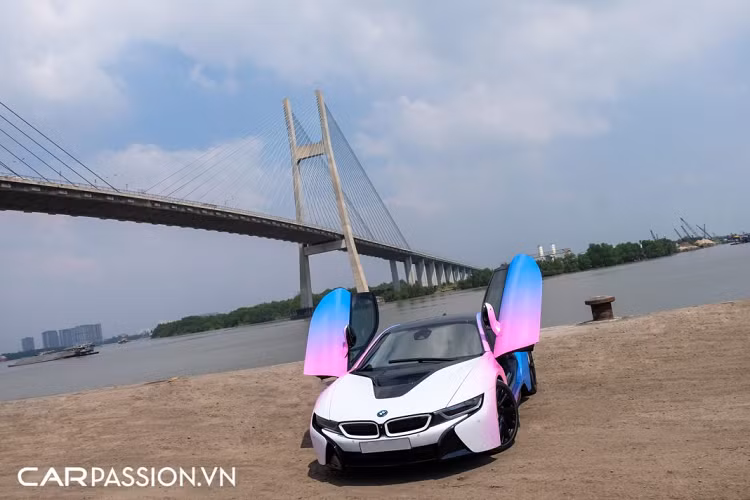 Hiện tại giá xe BMW i8 đã qua sử dụng tại Việt Nam khoảng trên dưới 4 tỷ đồng, tuỳ theo độ mới của xe cũng như màu sắc... Một điều đáng tiếc là những chiếc BMW i8 tại Việt Nam đều thuộc phiên bản Coupe, biến thể mui trần Roadster vẫn chưa được đưa về nước