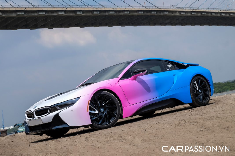 Được biết, trào lưu dán decal mang phong cách chuyển màu bắt nguồn từ garage RDBLA mà tiêu biểu nhất chính là “bộ cánh“ chuyển màu đầy cuốn hút trên chiếc Lamborghini Aventador SV và Aventador SV Roadster thuộc sở hữu của nam ca sĩ nổi tiếng Chris Brown. Mẫu thiết kế này du nhập về Việt Nam cách đây không lâu và ngay lập tức được những người chơi xe tại nước ta hưởng ứng, chiếc BMW i8 này là một trong những mẫu xe hiếm hoi trên thế giới khoác lên mình lớp áo 3 tông màu độc đáo.