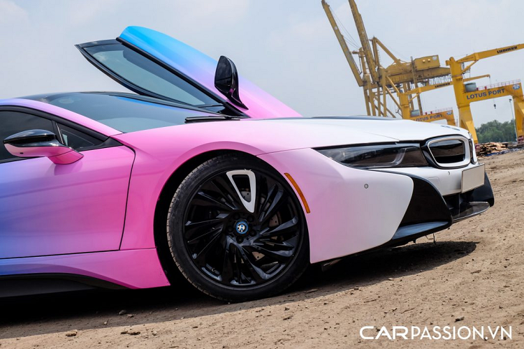 Bên hông xe gây tò mò với đèn xi-nhan màu cam, đây thực chất là trang bị an toàn bắt buộc trên những mẫu xe được nhập khẩu vào thị trường Bắc Mỹ. Xe sử dụng bộ mâm đa chấu dạng xoáy khá ấn tượng, chủ nhân xe đã quyết định lựa chọn bộ mâm với lớp sơn đen bóng và dán decal trắng cho một nan tạo hiệu ứng đẹp mắt khi xe di chuyển trên đường.