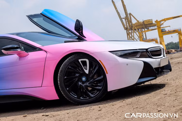 Bên hông xe gây tò mò với đèn xi-nhan màu cam, đây thực chất là trang bị an toàn bắt buộc trên những mẫu xe được nhập khẩu vào thị trường Bắc Mỹ. Xe sử dụng bộ mâm đa chấu dạng xoáy khá ấn tượng, chủ nhân xe đã quyết định lựa chọn bộ mâm với lớp sơn đen bóng và dán decal trắng cho một nan tạo hiệu ứng đẹp mắt khi xe di chuyển trên đường.