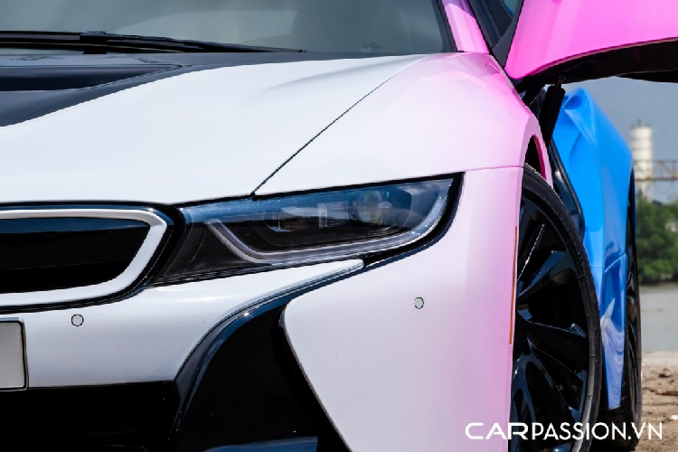 Cản sau có thiết kế cơ bắp, gân guốc, đèn hậu được trang bị công nghệ LED hiện đại. Ống xả đặt ẩn phía dưới, logo “i8” và “eDrive” đặt ở hai bên đuôi xe. Được xem là một mẫu xe đặc biệt trong dự án “Project i”, thiết kế của BMW i8 mang hơi thở của tương lai. Xe sở hữu cửa cánh bướm, thân xe uốn lượn mang đậm tính khí động học, kết hợp với hàng loạt công nghệ hiện đại của thương hiệu xe sang nước Đức.