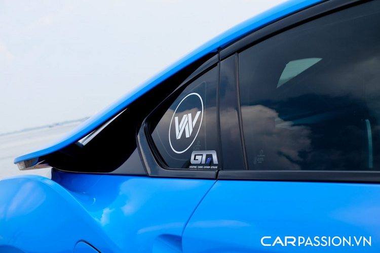 BMW Concept Vision Efficient Dynamics được trình làng vào năm 2009 chính là nguyên mẫu của BMW i8 – mẫu xe thể thao với những đường nét đi trước thời đại. Benoit Jacob chính là người chịu trách nhiệm thiết kế phiên bản thương mại, i8 là mẫu xe hybrid đi theo triết lý thiết kế BMW i LifeDrive, giúp xe cắt giảm tối đa khối lượng. Các bộ phận chính của xe được làm từ nhôm, khắp thân xe có các khe thoát gió tinh tế nhằm giảm thiểu lực cản gió chỉ ở mức 0,26.