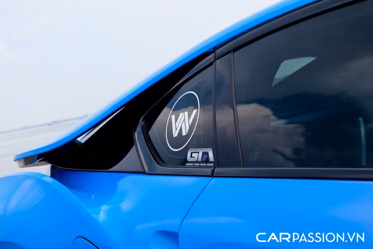 BMW Concept Vision Efficient Dynamics được trình làng vào năm 2009 chính là nguyên mẫu của BMW i8 – mẫu xe thể thao với những đường nét đi trước thời đại. Benoit Jacob chính là người chịu trách nhiệm thiết kế phiên bản thương mại, i8 là mẫu xe hybrid đi theo triết lý thiết kế BMW i LifeDrive, giúp xe cắt giảm tối đa khối lượng. Các bộ phận chính của xe được làm từ nhôm, khắp thân xe có các khe thoát gió tinh tế nhằm giảm thiểu lực cản gió chỉ ở mức 0,26.