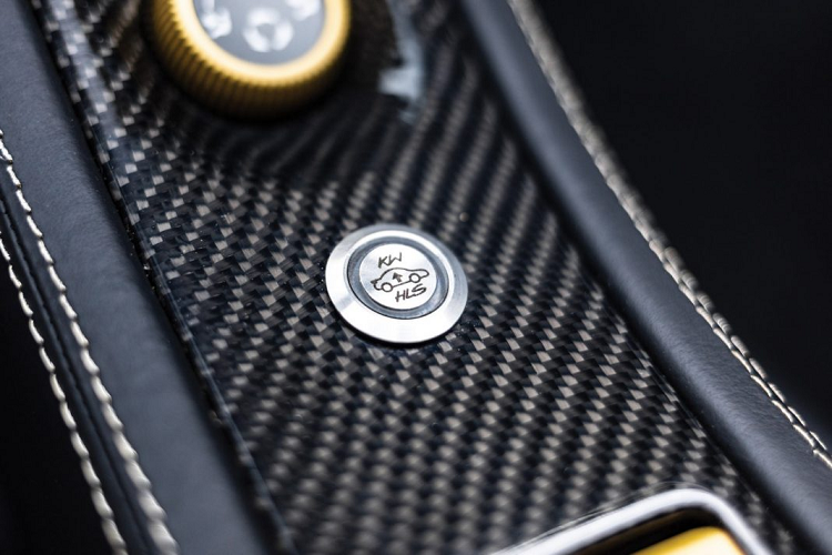 Mirage GT sở hữu một hốc gió cỡ lớn trên nóc xe cũng như một nắp che động cơ được thiết kế lại. Cánh gió lớn phía sau được thiết kế cố định, thay cho cánh gió chủ động có thể được thiết lập các vị trí như trước, hệ thống ống xả bên dưới cũng được nâng cấp.