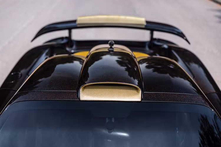 Giống với 24 chiếc Gemballa Mirage GT còn lại, xe sở hữu ngoại thất được nâng cấp nhưng vẫn giữ lại được những đường nét chính của Porsche Carrera GT. Cản trước và cản sau được thiết kế mới trong khi các vòm bánh xe được làm rộng hơn so với trước.