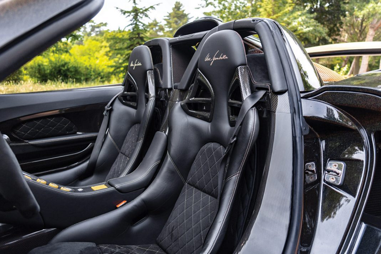 Với những nâng cấp này, động cơ của V10 5,7 lít hút khí tự nhiên của xe giờ đây sẽ tạo ra công suất cực đại lên đến 670 mã lực và mô-men xoắn cực đại 680 Nm, mạnh hơn đến 58 mã lực so với sức mạnh tiêu chuẩn của Carrera GT.