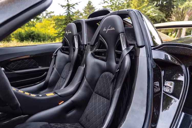 Với những nâng cấp này, động cơ của V10 5,7 lít hút khí tự nhiên của xe giờ đây sẽ tạo ra công suất cực đại lên đến 670 mã lực và mô-men xoắn cực đại 680 Nm, mạnh hơn đến 58 mã lực so với sức mạnh tiêu chuẩn của Carrera GT.