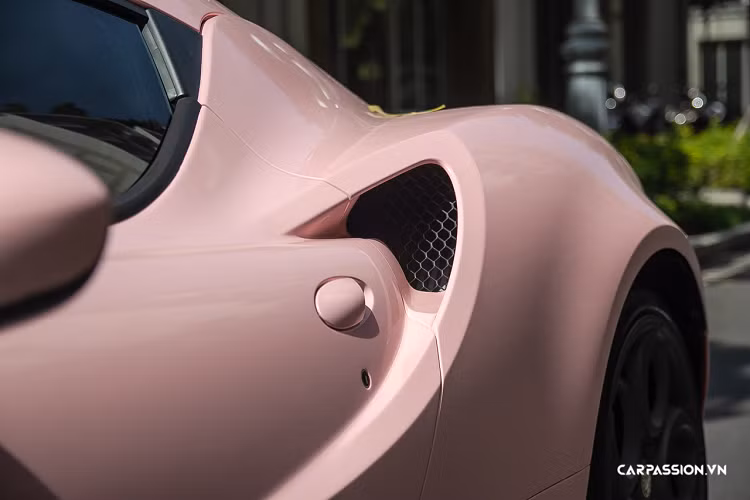 Không chỉ mang thiết kế quyến rũ bằng những đường cong tinh tế, Alfa Romeo 4C Launch Edition còn được đánh giá cao về thiết kế mang đậm tính khí động học trên thân xe. Khác biệt với các khe gió ở phần đầu xe có công dụng vận chuyển luồng khí ra khỏi thân xe, các khe gió có tác dụng đưa luồng khí ấy vào trong khoang động cơ để làm mát.
