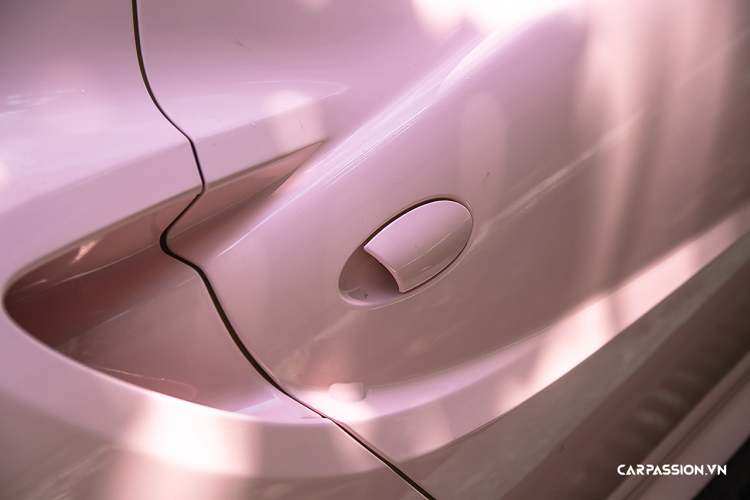 Với vóc dáng nhỏ gọn và khả năng tăng tốc vượt trội so với các mẫu xe cùng phân khúc, Alfa Romeo 4C tỏ ra là một chiếc xe thể thao rất phù hợp với đường phố Việt Nam. Len lỏi một cách linh hoạt qua những con đường đông đúc tại Sài Gòn nhưng hoàn toàn đủ khả năng bứt tốc để bỏ lại tất cả đám đông.