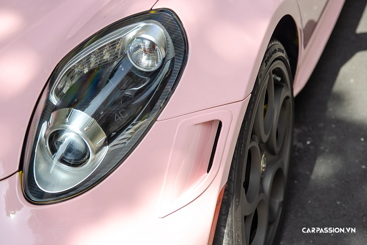 Ở phần cản trước dưới đèn, xe được trang bị hốc gió nhỏ, hệ thống xả thể thao, lọc khí BMC,…Khoang nội thất của những chiếc bản Launch Edition màu đỏ sẽ được phối với các đường chỉ màu đỏ đầy thể thao trên nền màu đen của khoang nội thất xe.