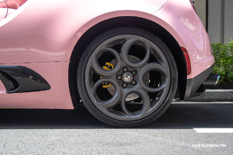 Những điểm khác biệt có thể thấy trên bản Launch Edition so với bản thường chính là một số chi tiết carbon như ốp gương, cánh lướt nhỏ phía sau hay là cả bộ mâm được sơn màu xám nòng súng đầy hầm hố.