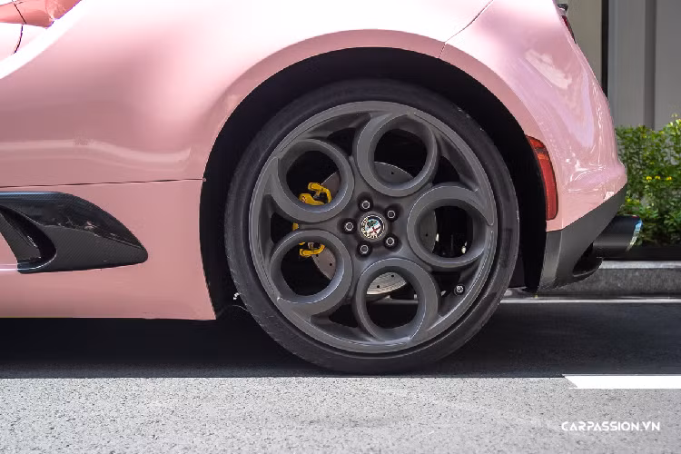 Những điểm khác biệt có thể thấy trên bản Launch Edition so với bản thường chính là một số chi tiết carbon như ốp gương, cánh lướt nhỏ phía sau hay là cả bộ mâm được sơn màu xám nòng súng đầy hầm hố.