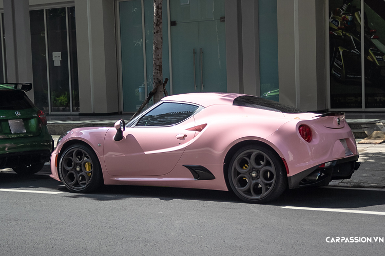 Xe sử dụng động cơ 4 xy-lanh dung tích 1.7 lít, sản sinh 237 mã lực và mô men xoắn cực đại đạt 350 Nm. Với trọng lượng thô chỉ 1.050 Kg và được trang bị hộp số tự động 6 cấp, mẫu xe thể thao đến từ Ý này có khả năng tăng tốc ngang với những mẫu siêu xe khi chỉ mất 4,1 giây để tăng tốc từ 0-100km/h và có tốc độ tối đa là 257 Km/h. Giá xe Alfa Romeo 4C Launch Edition này từng được rao bán hơn 4 tỷ đồng.