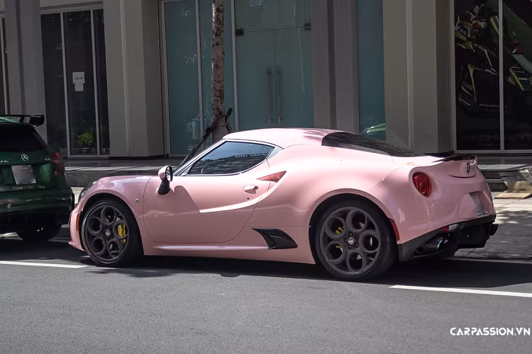 Xe sử dụng động cơ 4 xy-lanh dung tích 1.7 lít, sản sinh 237 mã lực và mô men xoắn cực đại đạt 350 Nm. Với trọng lượng thô chỉ 1.050 Kg và được trang bị hộp số tự động 6 cấp, mẫu xe thể thao đến từ Ý này có khả năng tăng tốc ngang với những mẫu siêu xe khi chỉ mất 4,1 giây để tăng tốc từ 0-100km/h và có tốc độ tối đa là 257 Km/h. Giá xe Alfa Romeo 4C Launch Edition này từng được rao bán hơn 4 tỷ đồng.