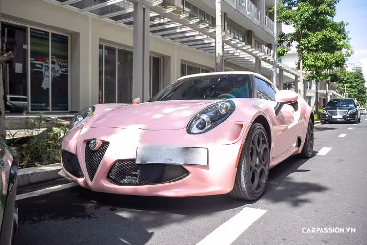 Ra mắt tại triễn lãm Geneva Motorshow vào năm 2013, mẫu xe Alfa Romeo 4C để lại ấn tượng sâu sắc trong mắt giới mộ điệu với kiểu dáng thiết kế lạ mắt, trọng lượng xe vô cùng nhẹ và sở hữu một sức mạnh đáng kinh ngạc.