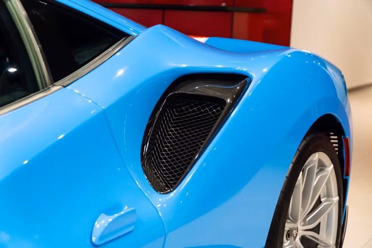 Bên cạnh đó, “siêu ngựa” này còn được trang bị thêm hàng loạt các chi tiết làm từ sợi carbon ở ngoại thất như líp trước, ốp hốc gió hông, ốp cản sau và ốp đèn hậu. Một điểm đáng chú ý nằm ở khâu thiết kế trên 488 Pista chính là hệ thống cánh gió kép ở trước và sau xe.