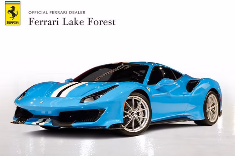  Siêu xe Ferrari 488 Pista là biến thể nâng cấp đầy mạnh mẽ của chiếc Ferrari 488 GTB, xe sở hữu những nét thiết kế pha trộn giữa chiếc 488 GTE và 488 Challenge.