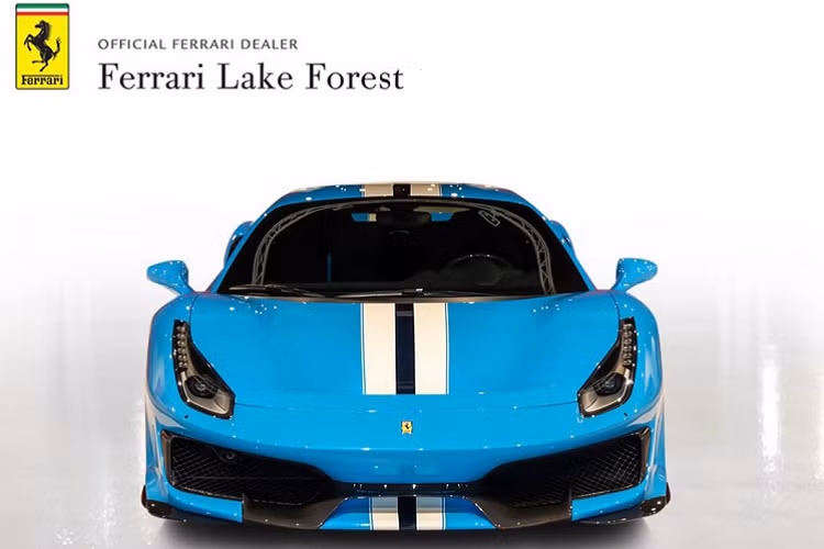 Về tổng thể, “siêu ngựa” mang trên mình một vẻ đẹp đầy tinh tế với lớp sơn xanh Blu Soltani hiếm có, điểm nhấn trên thân xe là hai đường kẻ sọc sử dụng tông trắng, ở giữa là dải màu xanh dương đậm kéo dài từ cản trước đến đuôi xe phía sau. Đây là tùy chọn “ngốn” hàng ngàn Đô-la mà khách hàng sẽ phải chi ra nếu muốn chiếc 488 Pista của mình trở nên ấn tượng hơn.