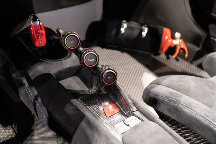 Chiếc Ferrari 488 Pista sở hữu lớp sơn xanh Blu Soltani này sử dụng bộ mâm 5 chấu kép sơn bạc có thiết kế đẹp mắt, bên trong là đĩa phanh carbon ceramic cùng cùm phanh Brembo sơn bạc. Khách hàng cũng có thể lựa chọn cho mình bộ mâm đa chấu được làm hoàn toàn từ sợi carbon cho Ferrari 488 Pista, bộ mâm có kích thước 20 inch này nhẹ hơn 40% so với khối lượng của bộ mâm tiêu chuẩn.