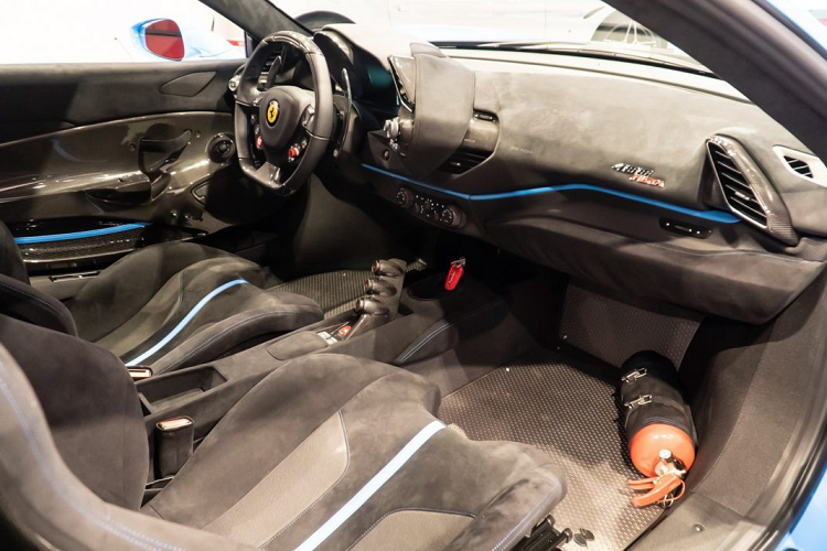 Thân xe chịu nhiều sự ảnh hưởng từ những đàn anh đi trước như 458 Italia hay 488 GTB, sự pha trộn hài hòa giữa những đường cong trên thân xe cùng các chi tiết khí động học luôn khiến những chiếc Ferrari trở thành những tác phẩm nghệ thuật di động trong mắt những người yêu xe.