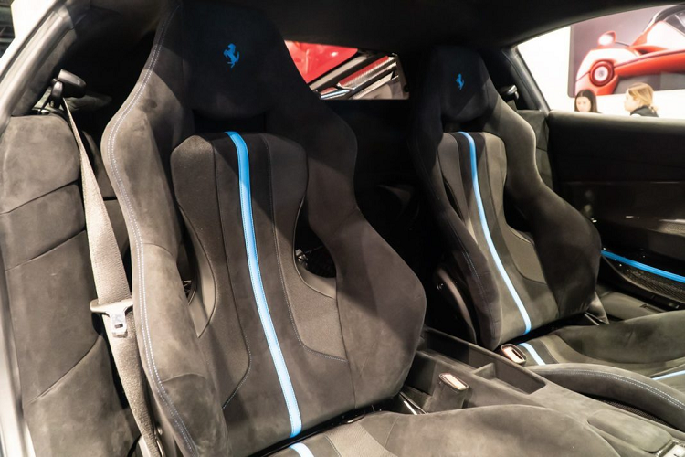 Khoang nội thất của xe mang đến cảm giác của một chiếc xe đua thực sự, bệ bước chân, táp-pi cửa, vô-lăng xe, lẫy chuyển số và hốc gió làm mát được làm hoàn toàn từ sợi carbon. Tay nắm cửa bằng da Alcantara khâu chỉ xanh tương tự màu sơn ngoại thất, điểm thú vị là bên phía người lái sử dụng dây da để kéo cửa, khác biệt với tay nắm cửa bên phía hành khách.